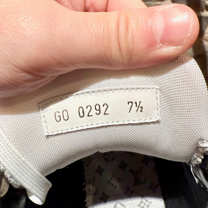 Size patch of Louis Vuitton FW22 White Red Trainer 2 Basketball Sneakers