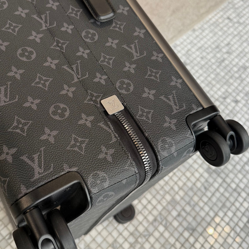 Closure of  Louis Vuitton Horizon 70 Monogram Eclipse Luggage