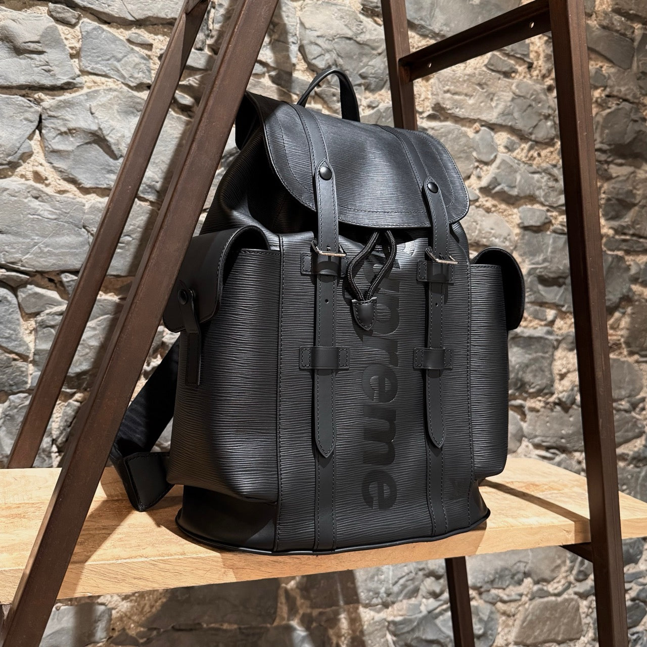 black leather supreme backpack Velvet FW25 "Black" blackDate de sortie LOUIS VUITTON VUTITTON X SUPREME