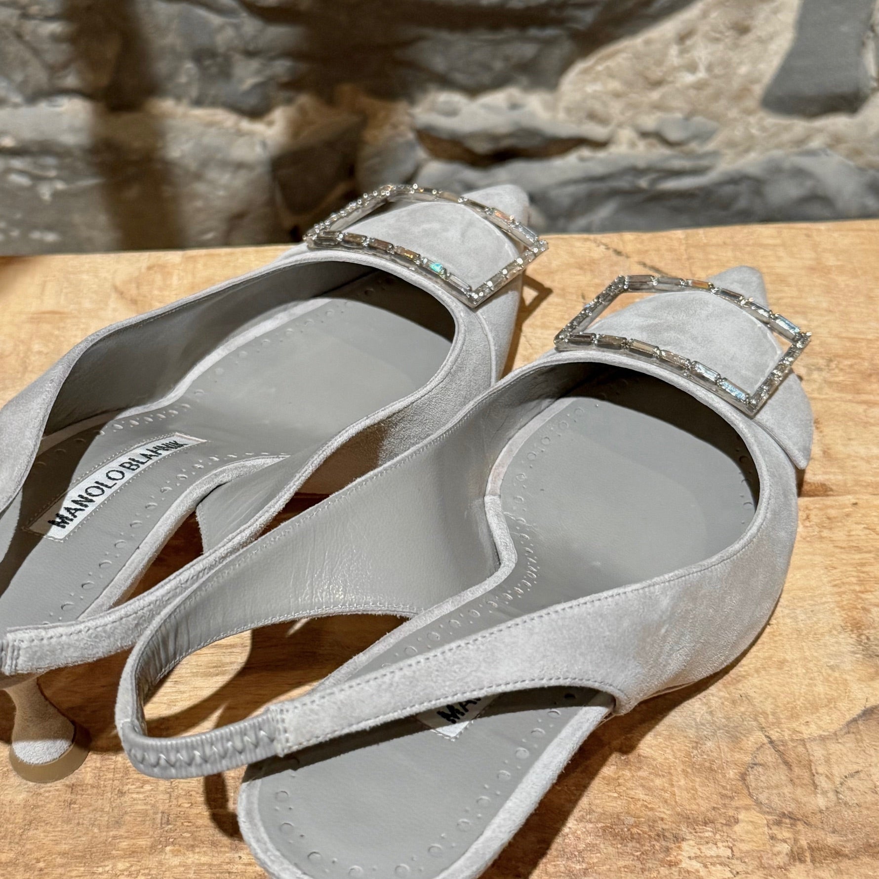 MANOLO BLAHNIK グレー ポインテッドトゥ ミュール Manolo Blahnik Grey Suede Dolores 50 Slingback Pumps – Boutique LUC.S