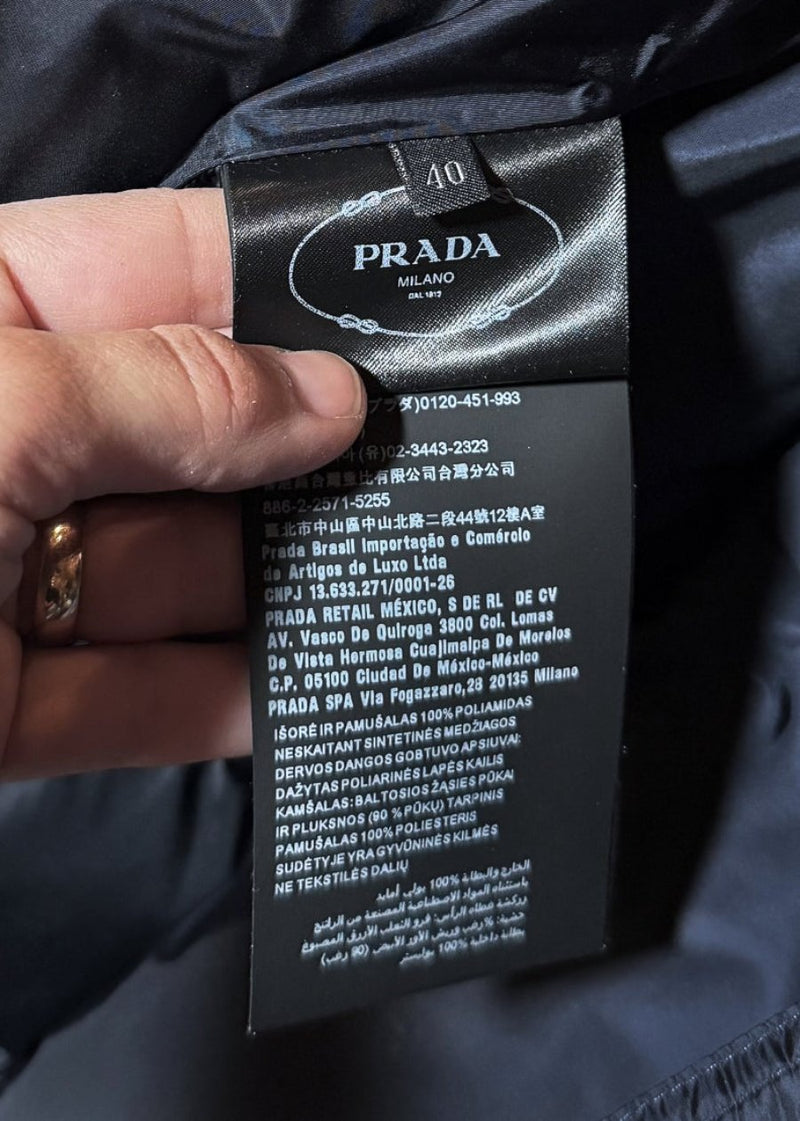 Manteau en duvet Prada 2018 matelassé marine avec garniture en fourrure de renard et logo triangle