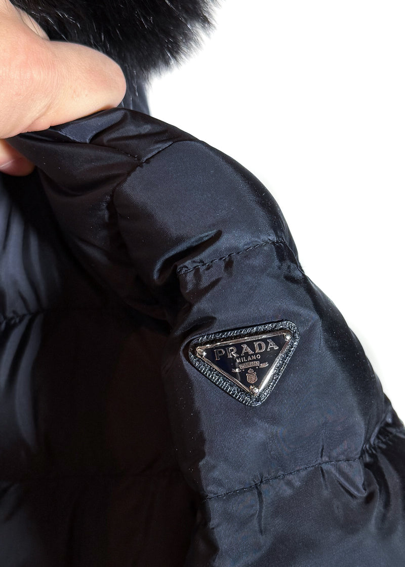 Manteau en duvet Prada 2018 matelassé marine avec garniture en fourrure de renard et logo triangle