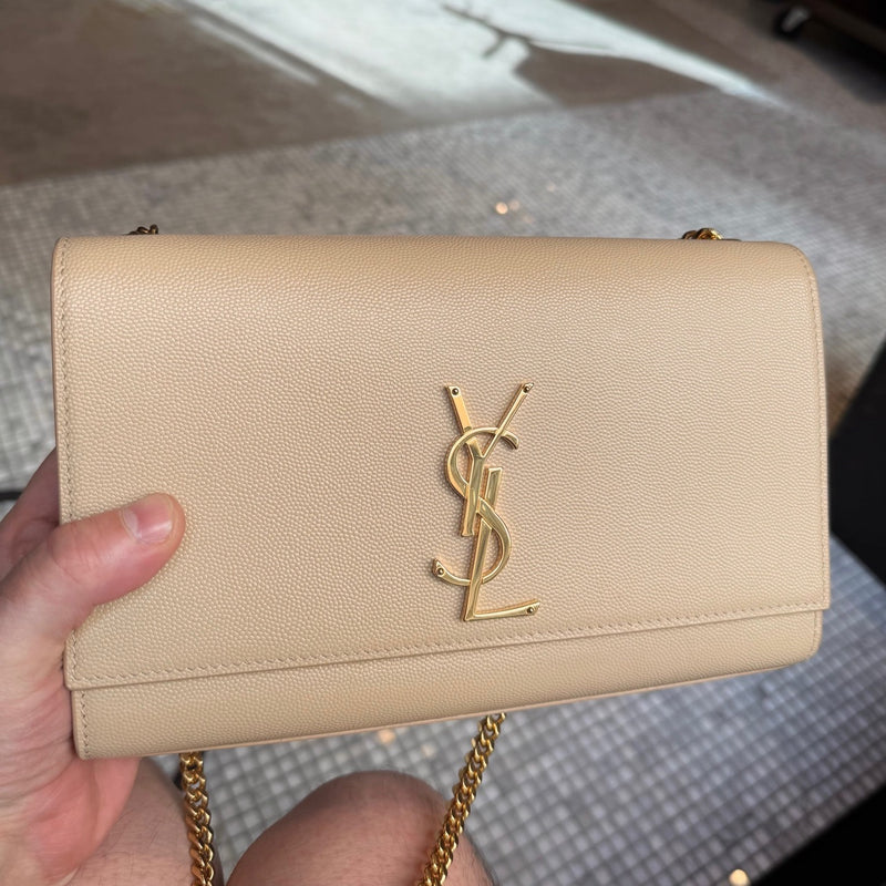 Brand plaque on Saint Laurent Beige Grain de Poudre Medium Kate Chain Bag