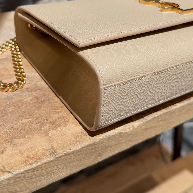 Bottom corners of Saint Laurent Beige Grain de Poudre Medium Kate Chain Bag