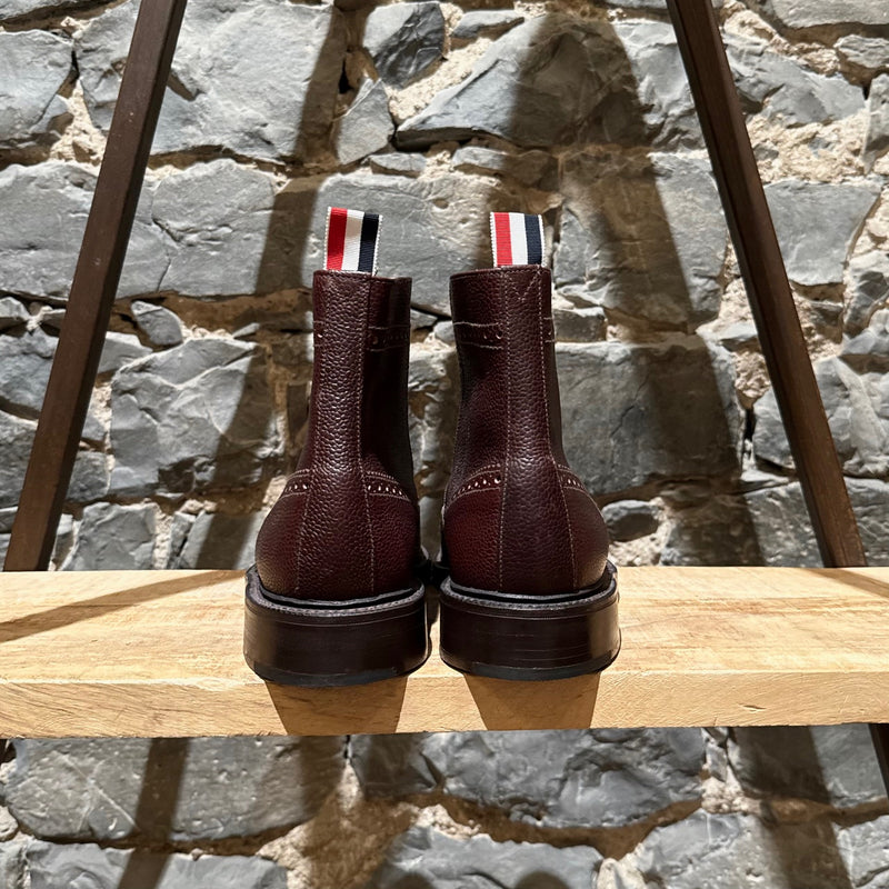 靴 THOM BROWNE. wingtip Pebble Grain Leather Sole Wingtip Brogue Boot | Thom Browne
