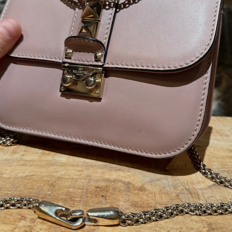 Closure of Valentino Poudre Pink Leather Small Glam Lock Chain Bag