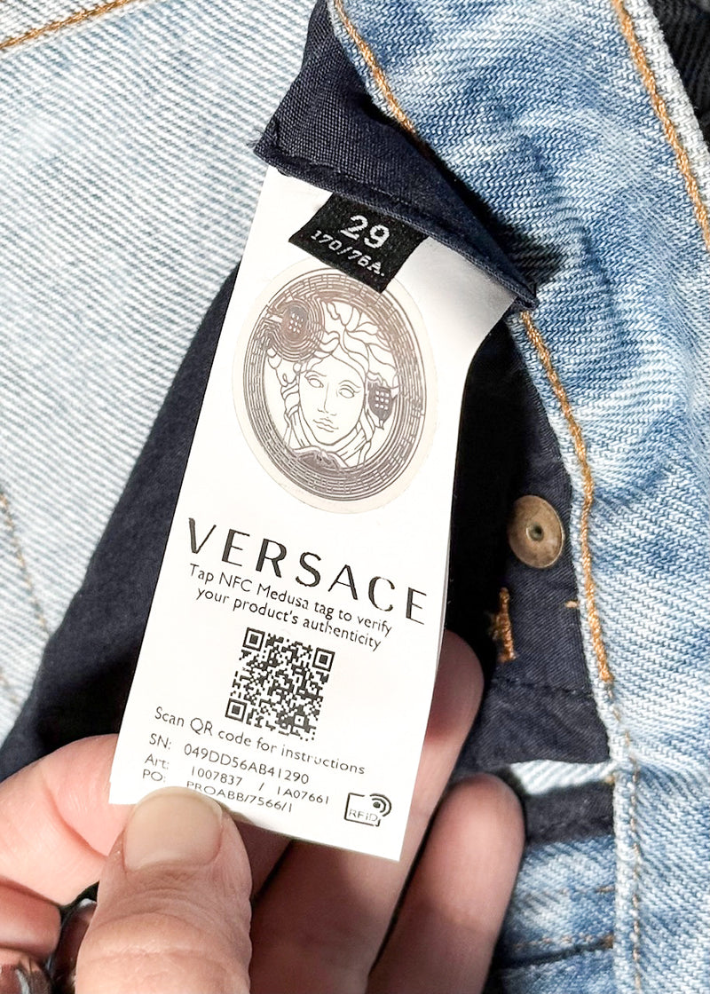 Jean Versace bleu clair délavé à motif logo Intégral