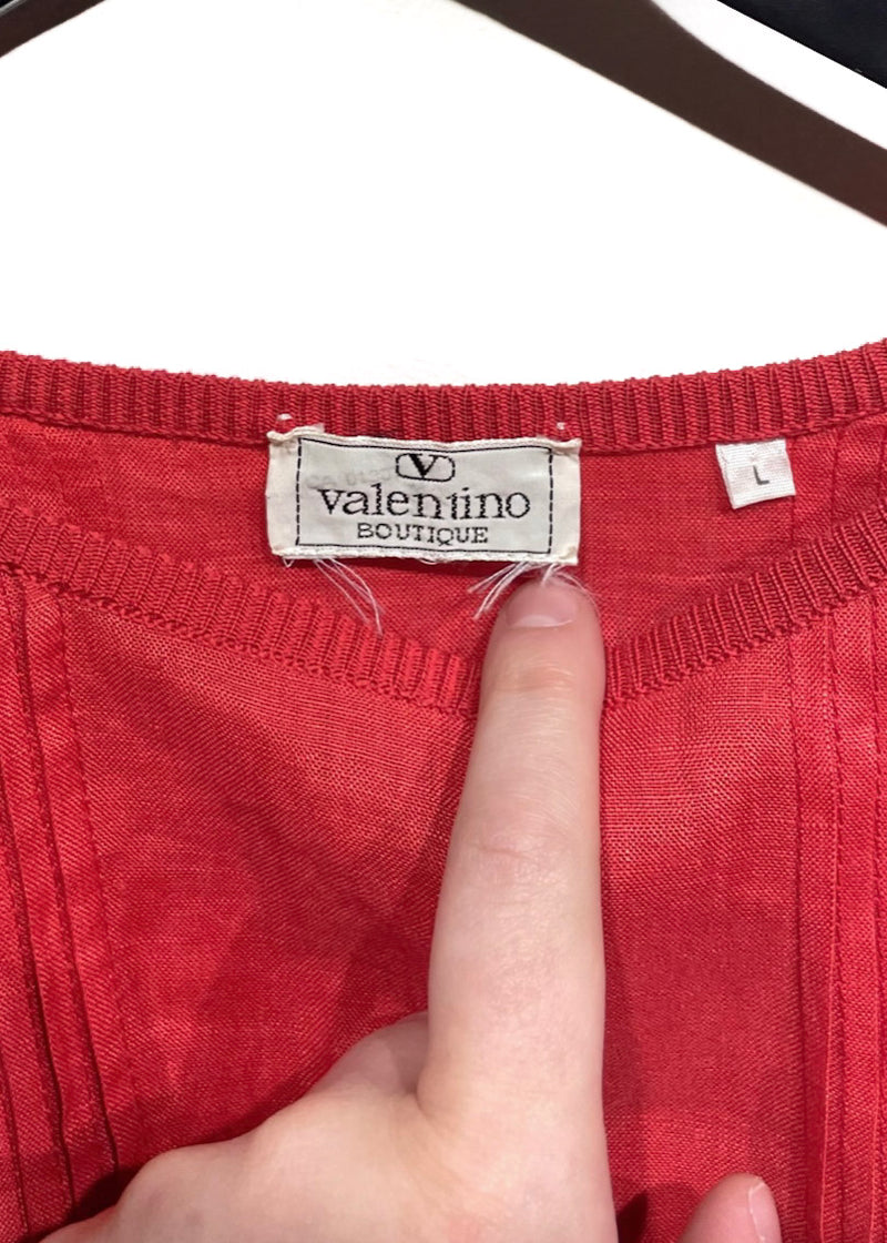Pull rouge plissé sur le devant Valentino Boutique.