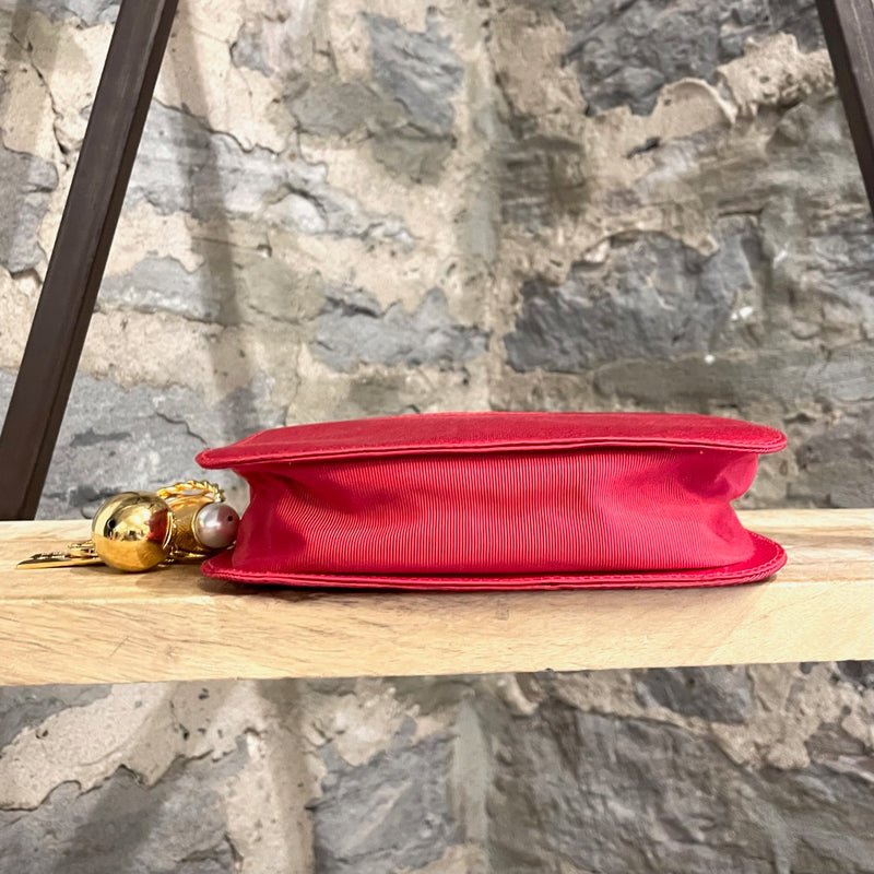 Pochette rouge vintage Moschino Redwall 90s en canvas et breloques dorées