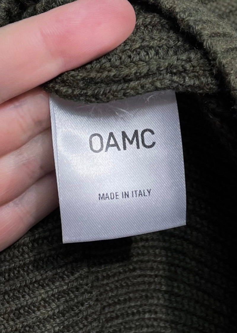 Pull en laine vert olive OAMC avec accents en cuir