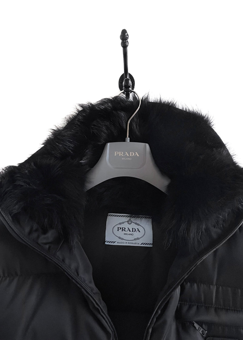 Manteau long en gabardine de Prada 2020 Re-Nylon noir avec bordure en fourrure de mouton teintée