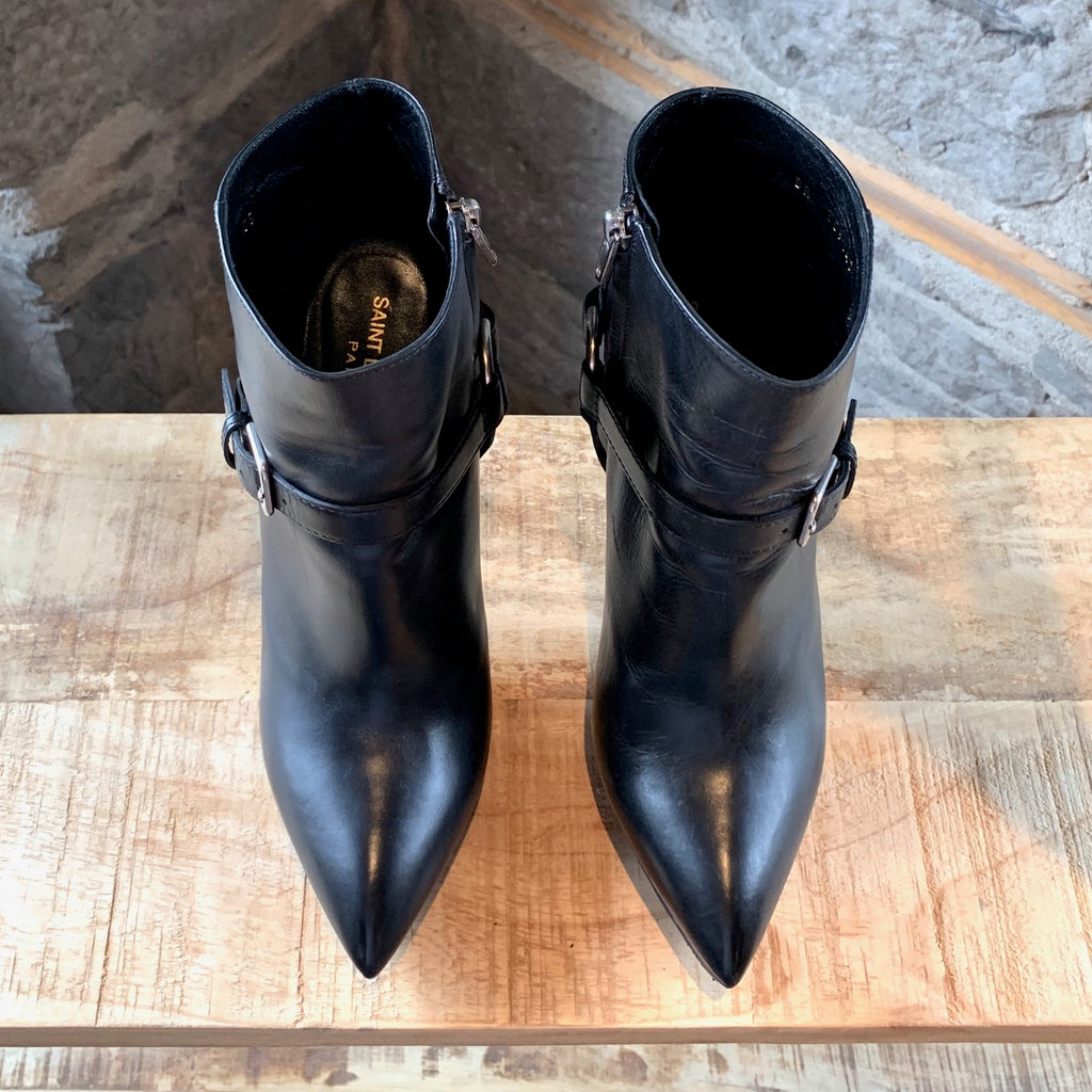 Bottes à talons hauts Saint Laurent Paris Janis 105 en cuir noir détail de harnais