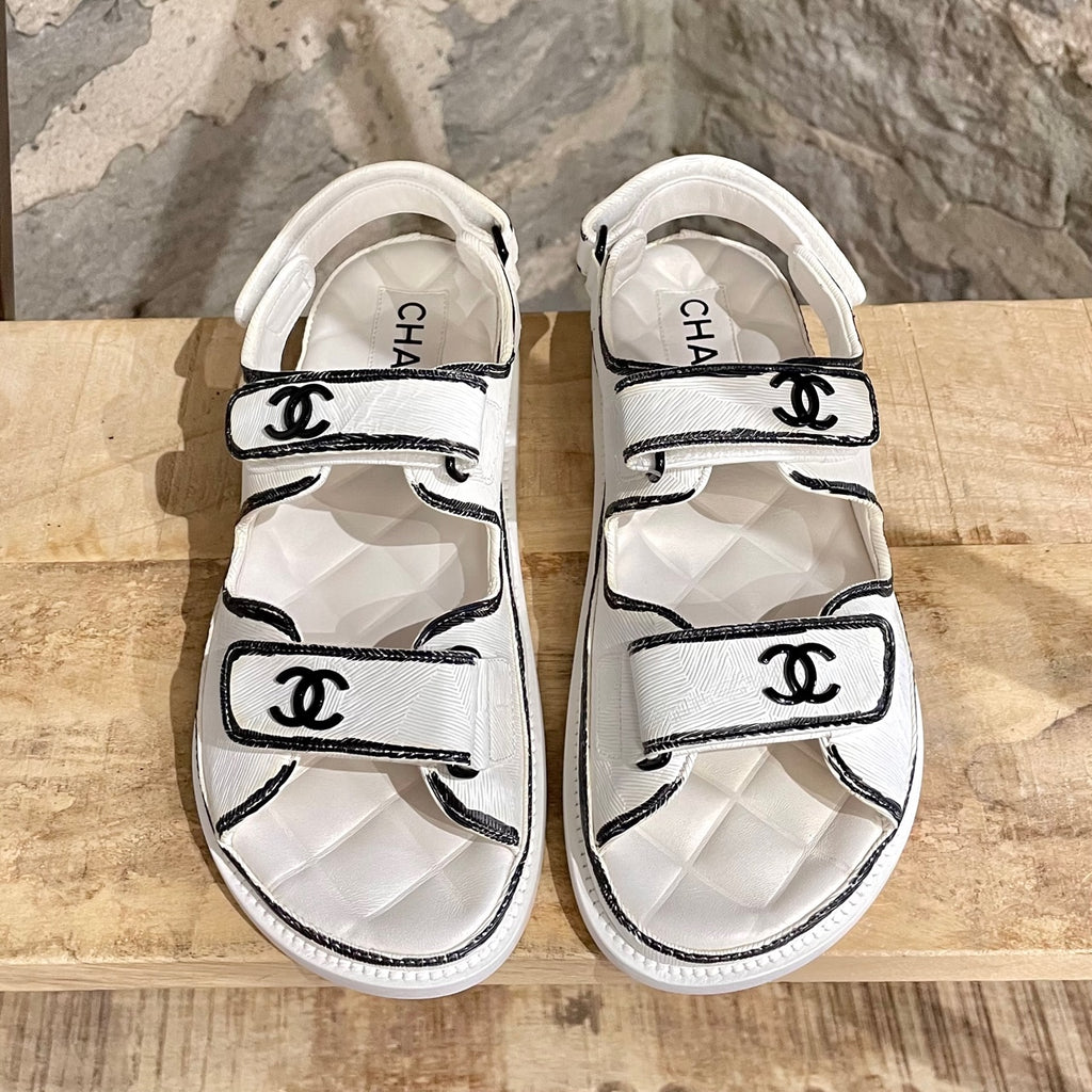Sandales à lanières en cuir de veau texturé Chanel 22C blanc noir