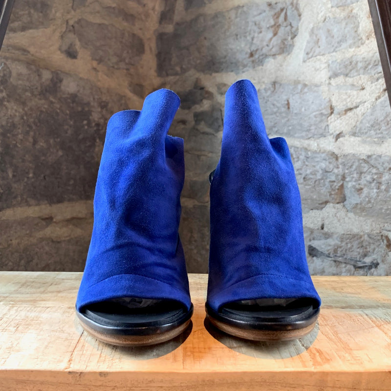 Sandales Balenciaga Glove en suède bleu cobalt