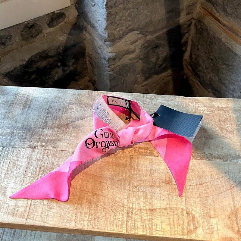 Nœud de cou en soie rose imprimé Gucci "Orgasmique"