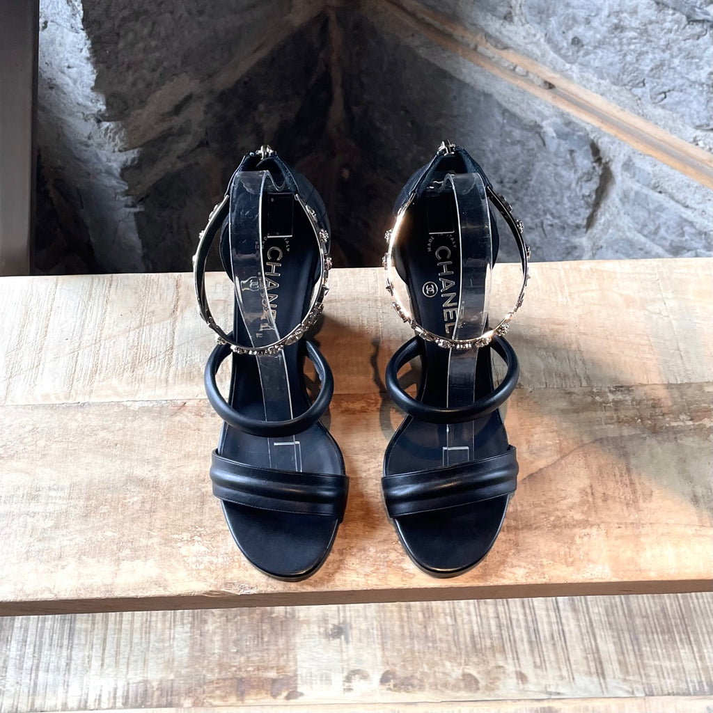 Sandales compensées Chanel en cuir noir avec breloques sangle en métal