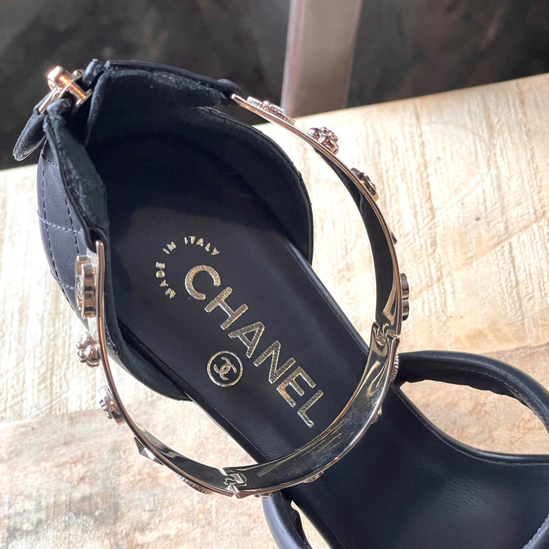 Sandales compensées Chanel en cuir noir avec breloques sangle en métal