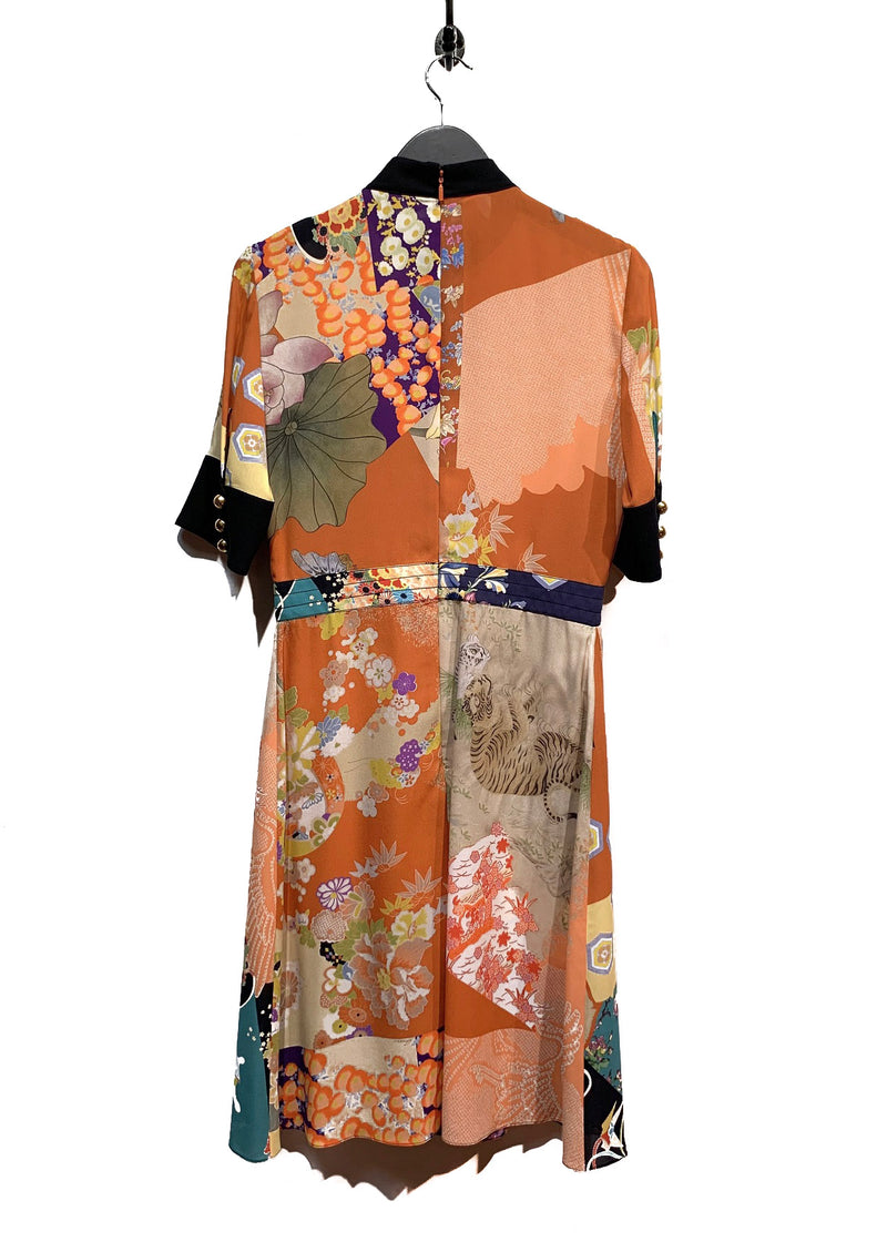 Robe style japonaise Gucci de défilé à empiècements floraux en soie