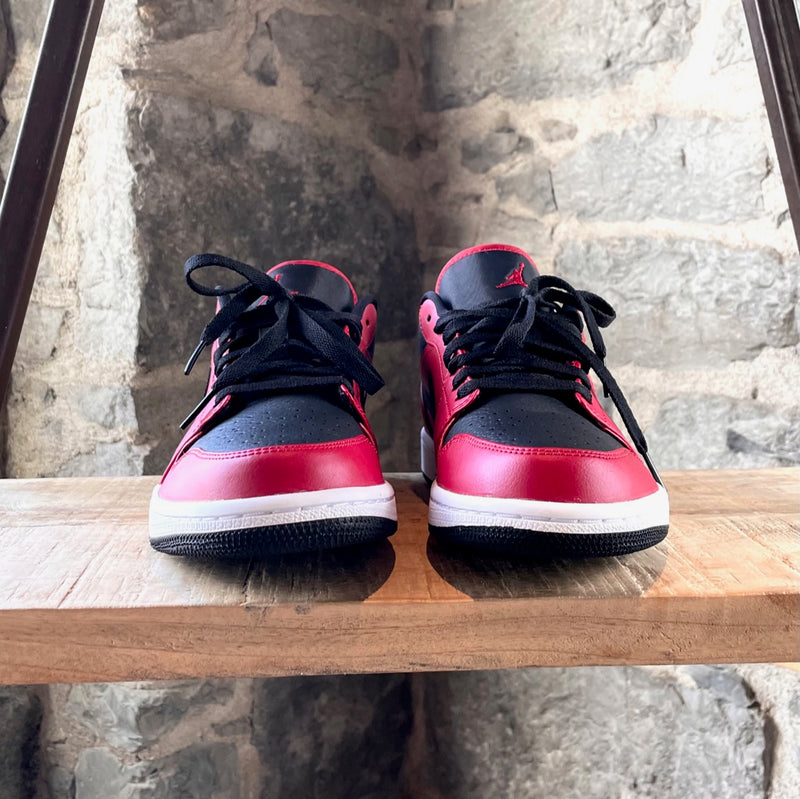 Baskets basses Nike Air Jordan 1 en cuir rouge