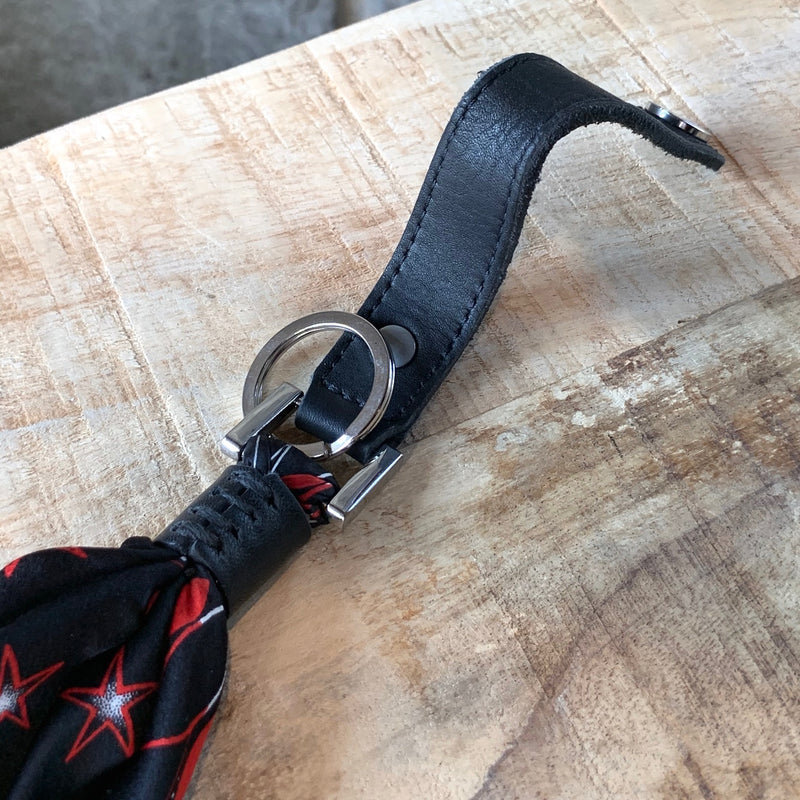 Porte-clés foulard bandana de soie noir et rouge Amiri
