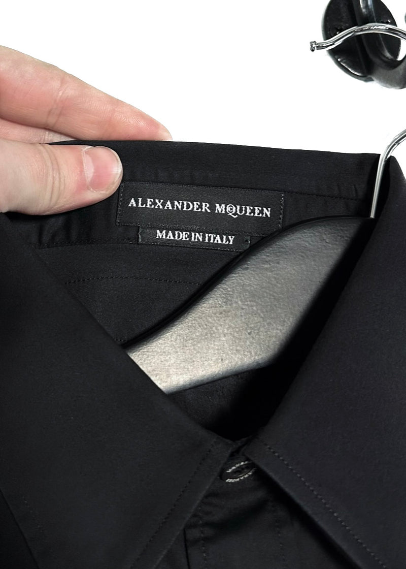 Chemise boutonnée à harnais en piqué noir ton sur ton Alexander McQueen