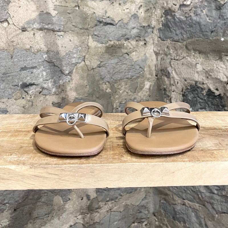 Sandales tongs Hermès Corfou en cuir vernis sable