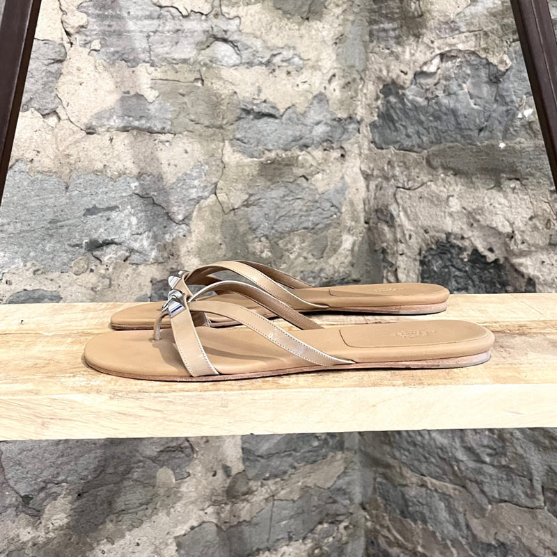 Sandales tongs Hermès Corfou en cuir vernis sable