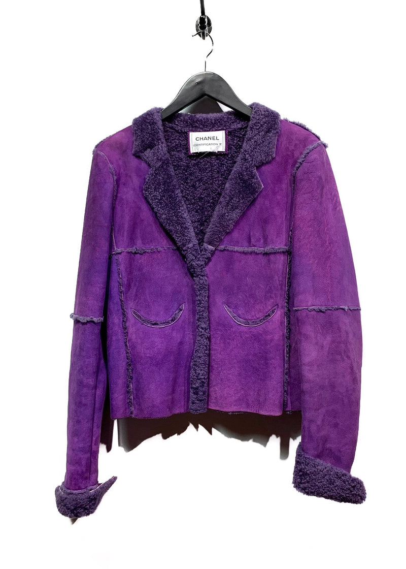 Manteau en peau de mouton retournée vintage Chanel 2000 violet