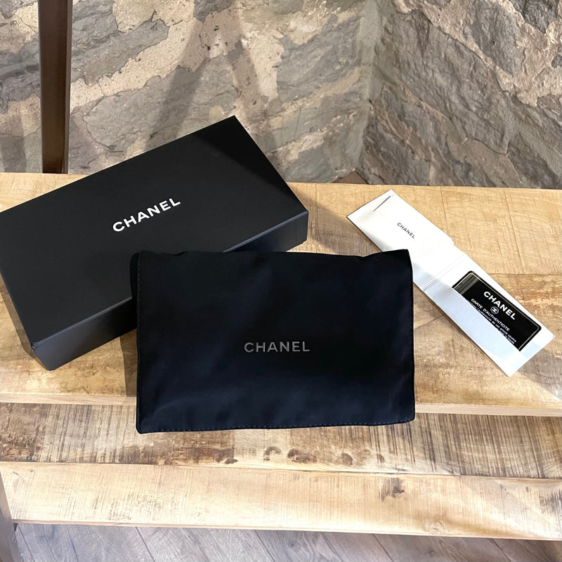 Sac à chaîne vertical Chanel 2021 CC matelassé en cuir noir