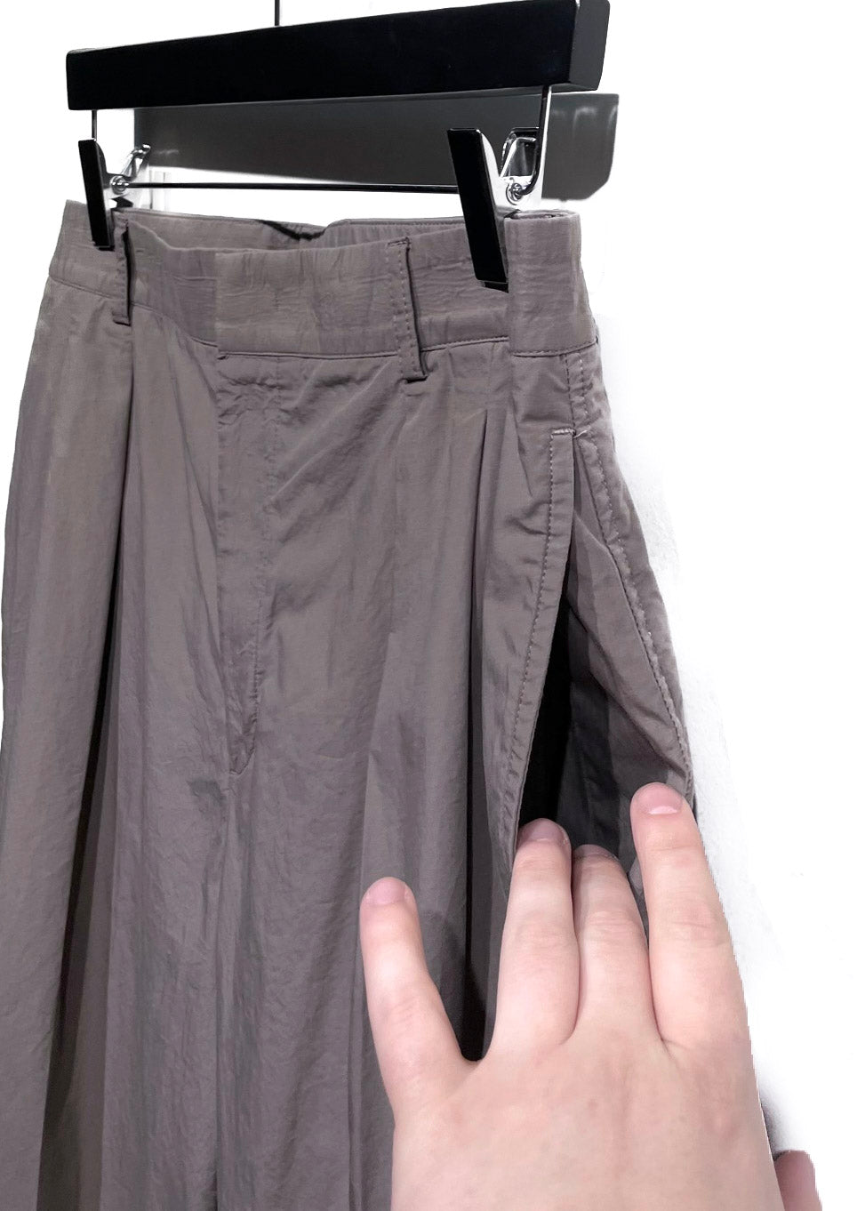 Pantalon chino à plis en coton taupe Valentino