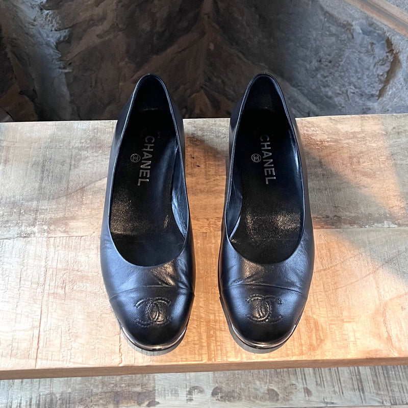 Chaussures plates à bout plat en cuir noir Chanel