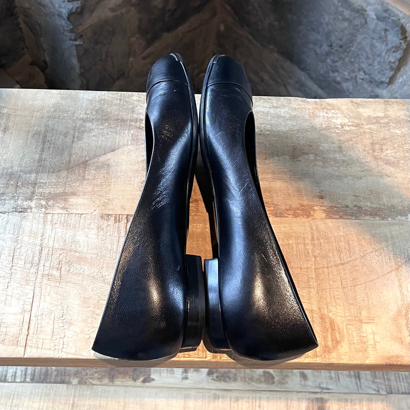 Chaussures plates à bout plat en cuir noir Chanel