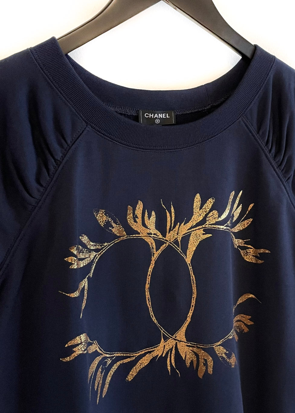 T-shirt bleu marine avec de la collection croisière Chanel 2018 avec impression dorée CC