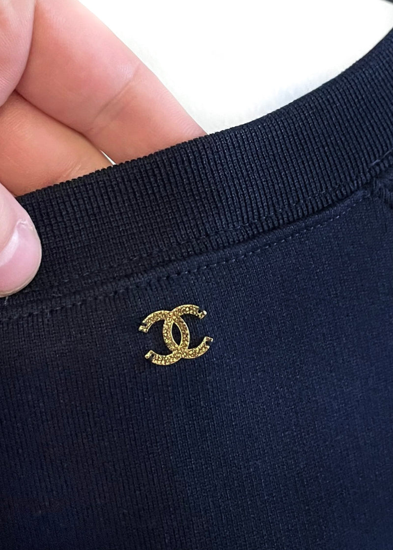T-shirt bleu marine avec de la collection croisière Chanel 2018 avec impression dorée CC