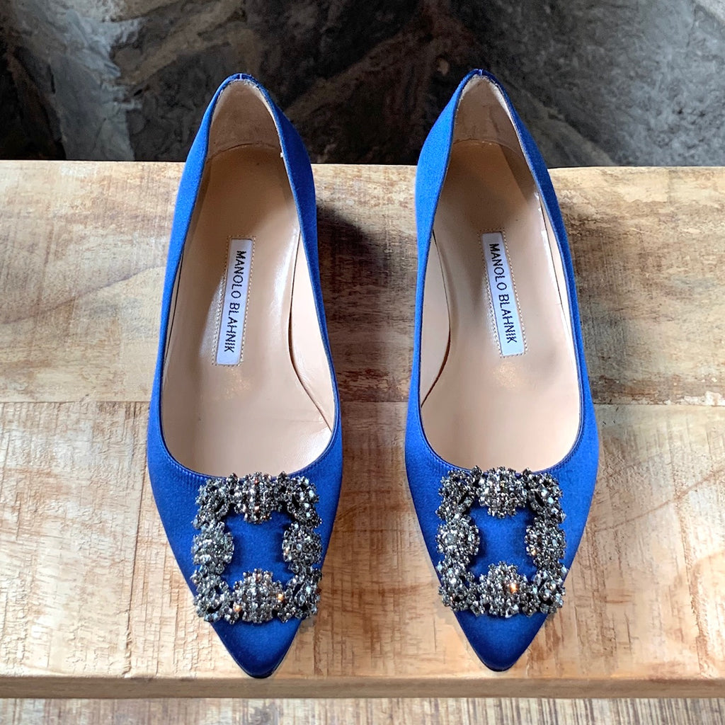 Chaussures plates en satin bleu Manolo Blahnik Hangisi avec ornement