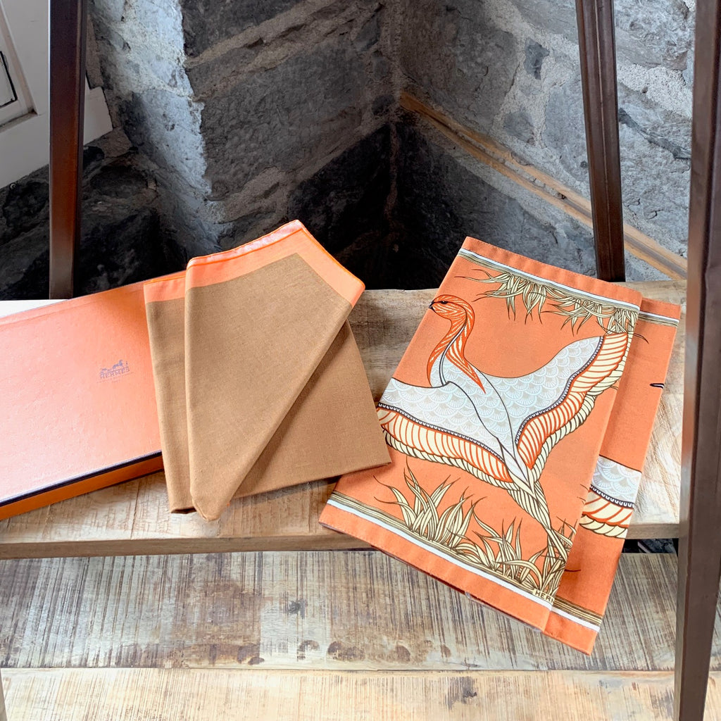 Lot de 2 sets de table Hermès à imprimé oiseaux et serviettes marron orange