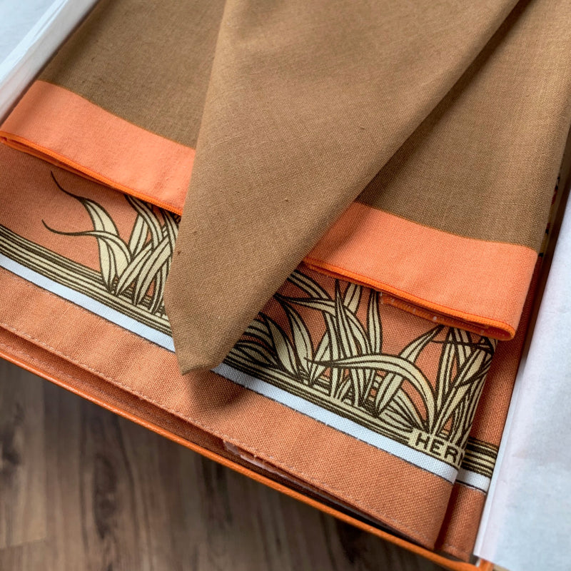 Lot de 2 sets de table Hermès à imprimé oiseaux et serviettes marron orange