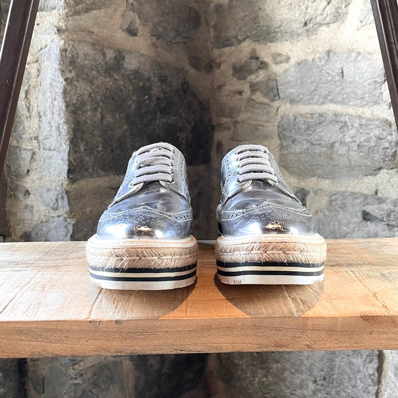 Chaussures Prada Oxford à plateforme en cuir métallisé argent