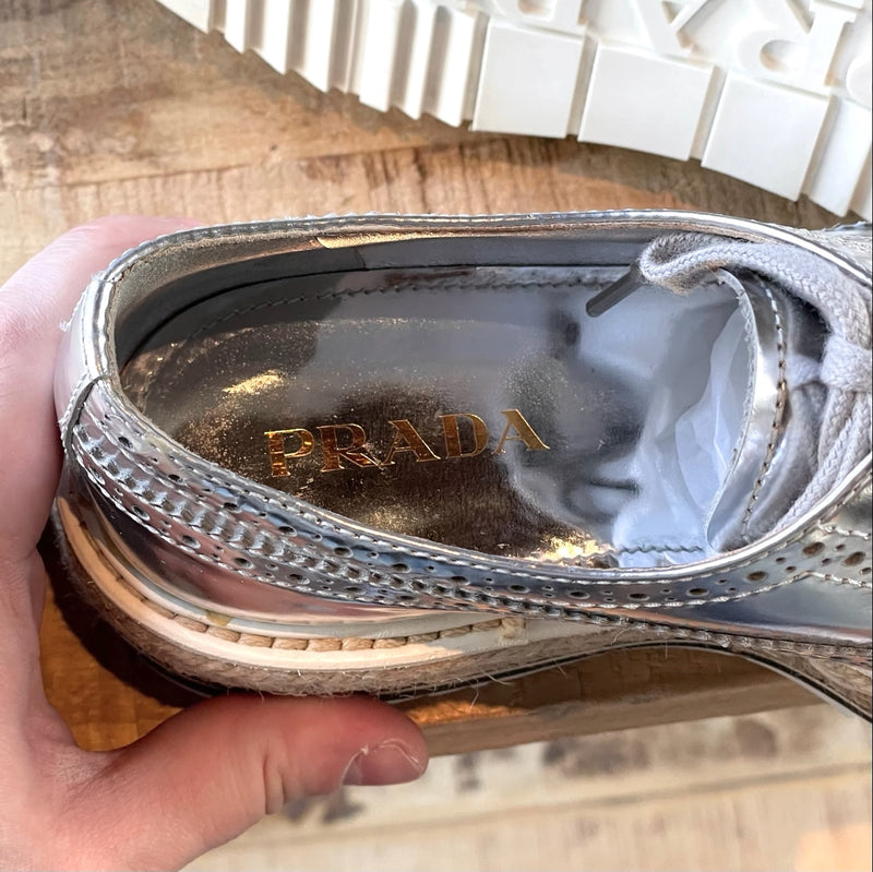 Chaussures Prada Oxford à plateforme en cuir métallisé argent