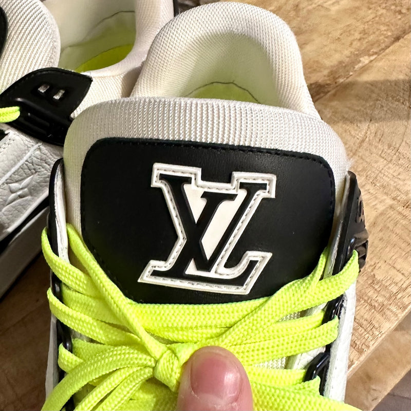 Baskets noir blanc Louis Vuitton LV Monogram Neon Trainer
