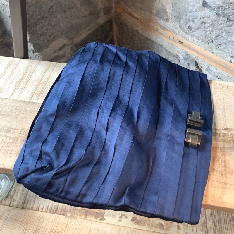 Pochette bleu marine à rabat Lanvin détails de ruban
