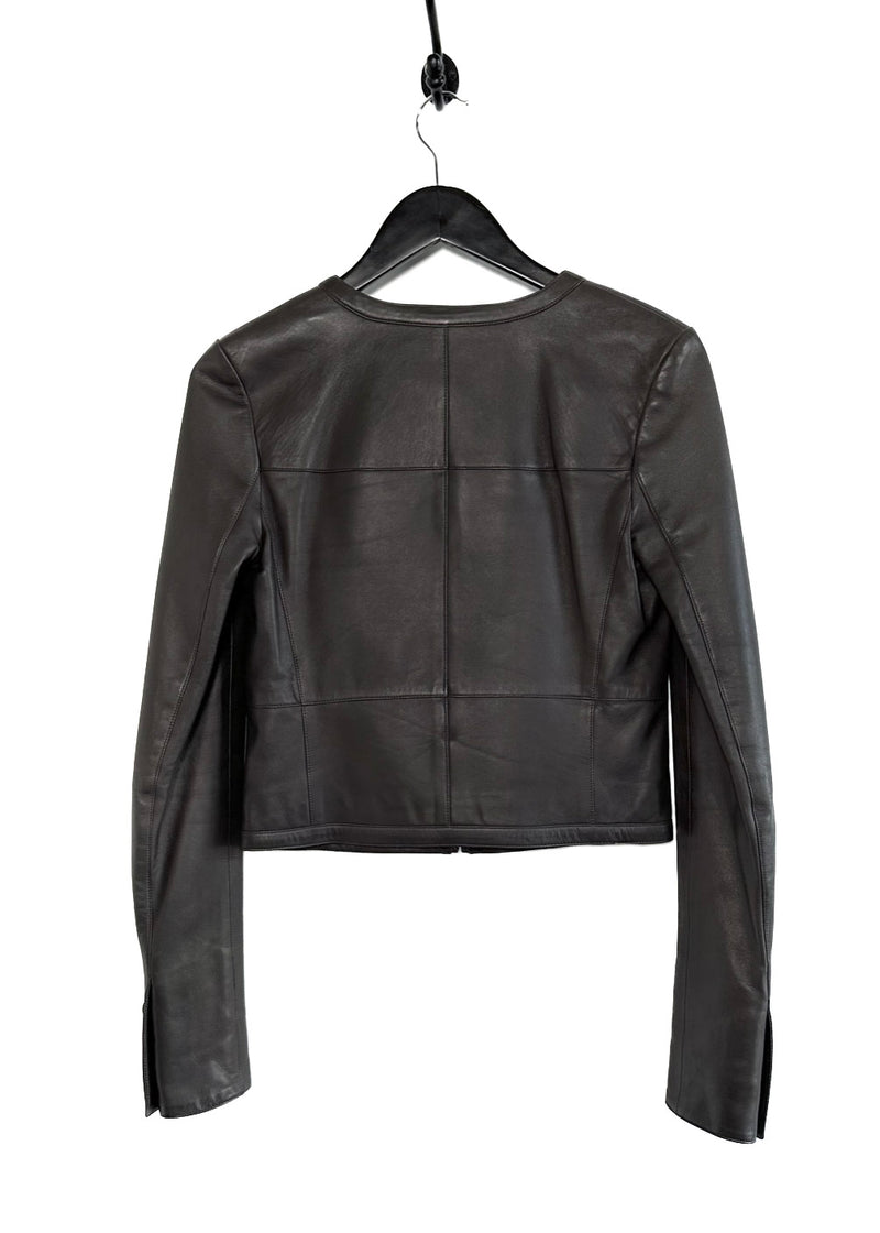 Manteau en cuir sans col Chanel 02P Look 23 gris anthracite