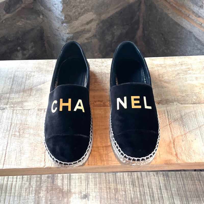 Espadrilles Chanel 2018 en velours noir et logo doré