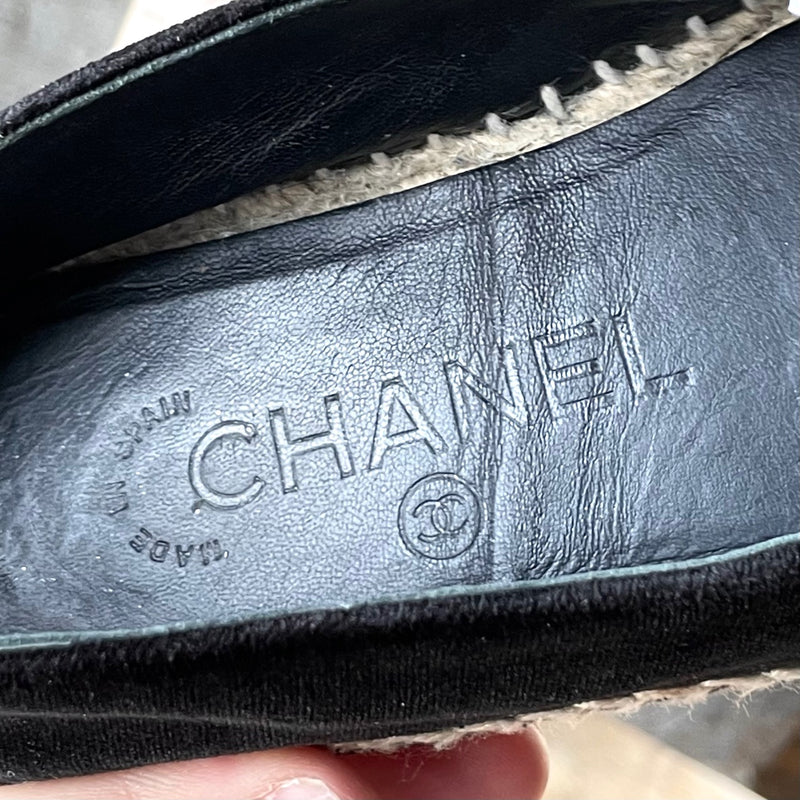 Espadrilles Chanel 2018 en velours noir et logo doré