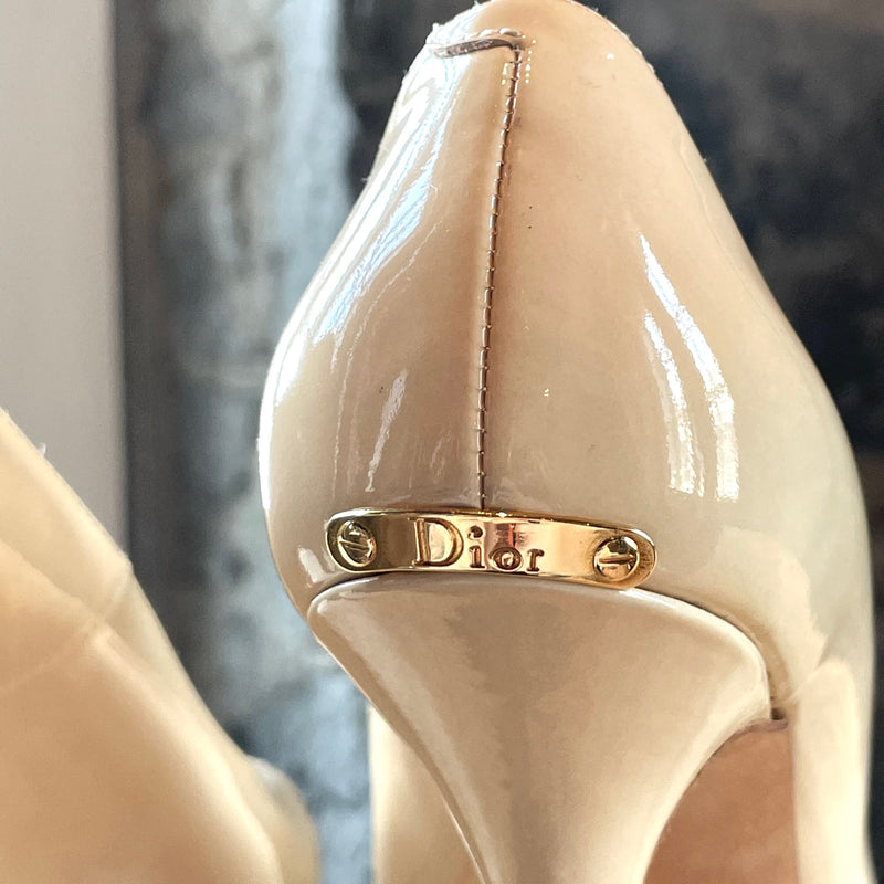 Escarpins vintage en patent beige Dior et bout ouvert