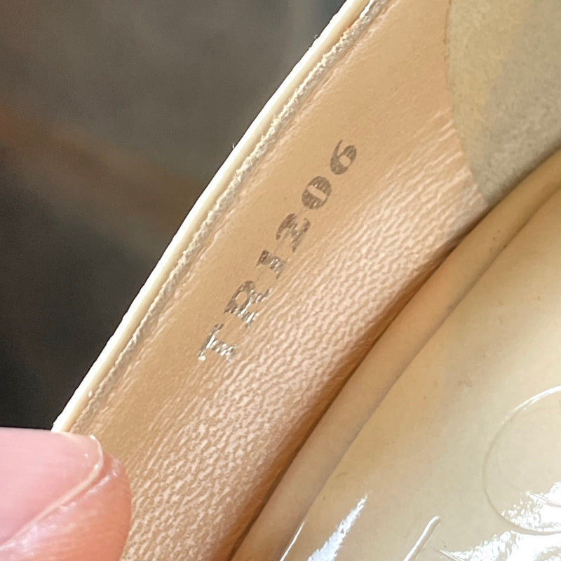 Escarpins vintage en patent beige Dior et bout ouvert