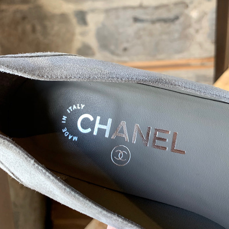 Escarpins compensés en suède gris Chanel avec maillons