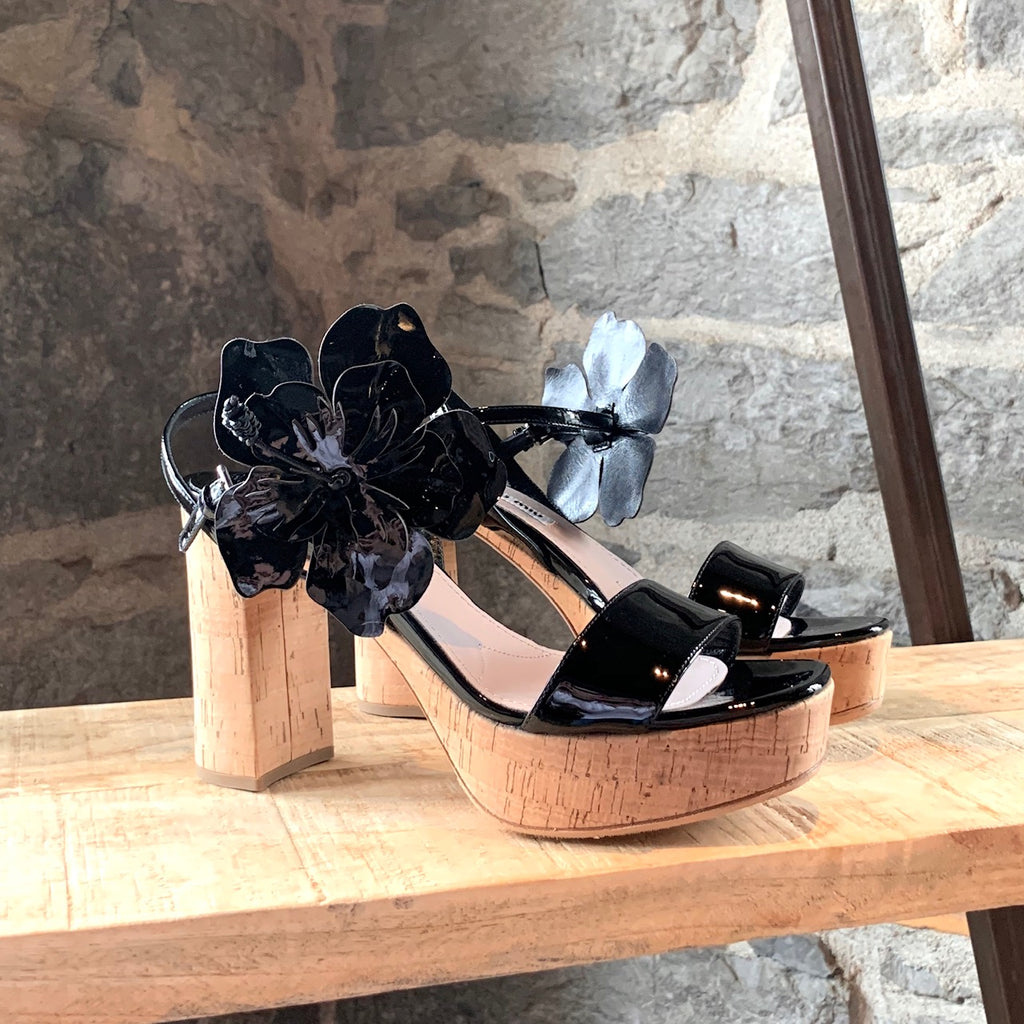 Sandales en bois Miu Miu avec accents floraux en cuir vernis noir