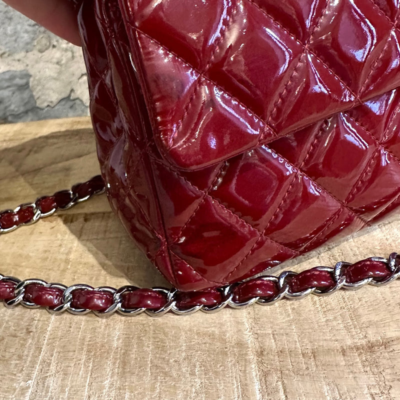 Sac rouge matelassé brevet Chanel Medium Classique Double Flap