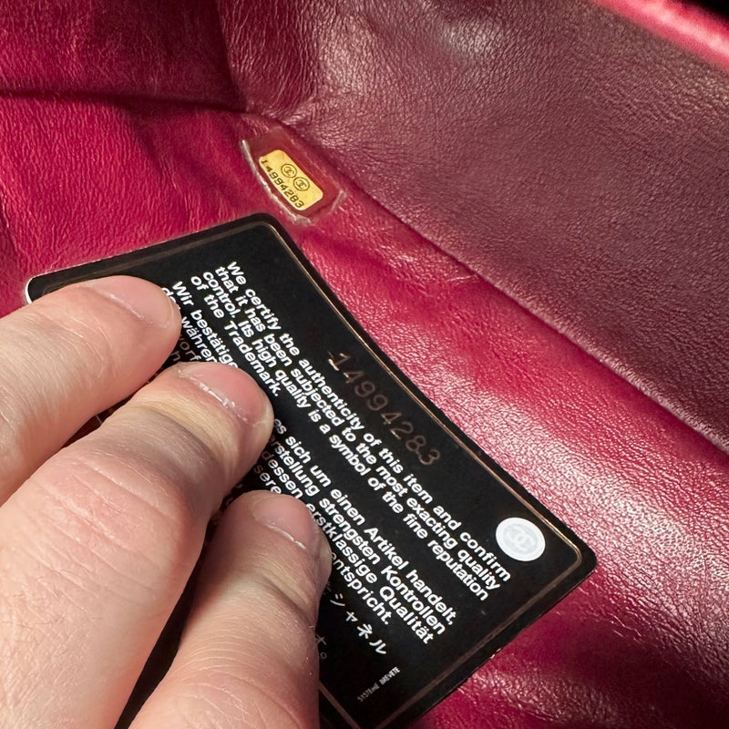 Sac rouge matelassé brevet Chanel Medium Classique Double Flap